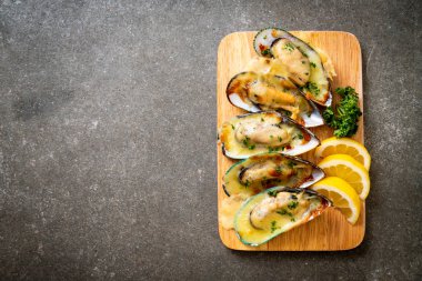 Peynirli taze midye.