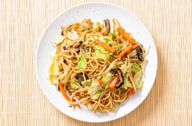 tavada kızartılmış yakisoba noodle sebzeli - vegan ve vejetaryen yiyecekler
