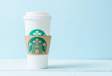 Bangkok, Tayland - 5 Haziran 2018: Beyaz kahve fincanı Starbucks logosu üzerinde tahta arka plan ile. Starbucks dünyanın en büyük kahve evi 61 ülke içinde 20.000'den fazla mağaza ile mi.