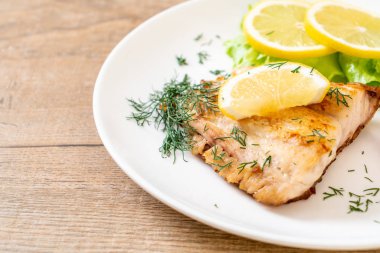 Izgara balık bifteği.