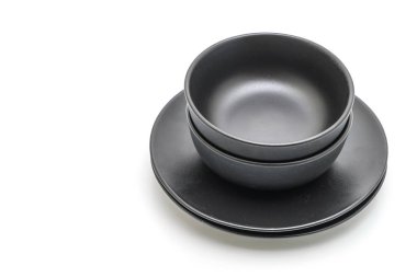 boş siyah plaka ve beyaz arka plan üzerinde izole kase