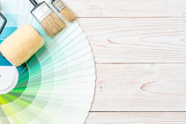 örnek Renkler pantone kataloğu veya renk örnekleri kitap boya rulo fırça ile renk