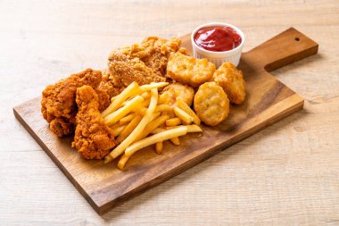 Kızarmış tavuk, patates kızartması ve nugget yemeği. Abur cubur ve sağlıksız yemek.