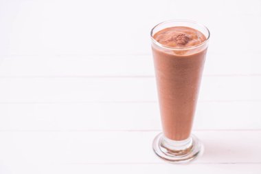 çikolata smoothies milkshake ahşap arka plan üzerinde