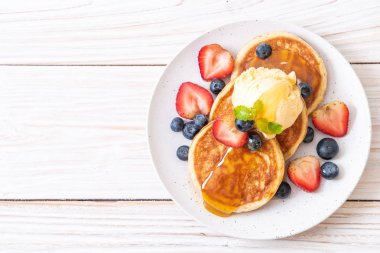 Yabanmersinli gözleme, çilek, bal ve vanilyalı dondurma.