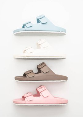 Kadınlar beyaz arka plan üzerinde izole sandalet deri