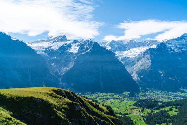 Grindelwald köyü Alpler Dağı ve İsviçre mavi gökyüzü ile