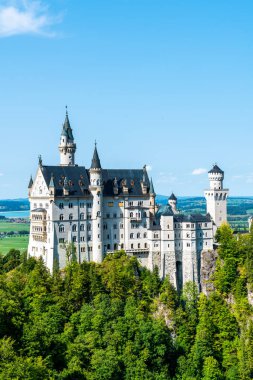 Neuschwanstein Şatosu Almanya'da Bavyera Alpleri, mavi gökyüzü ile güzel mimari