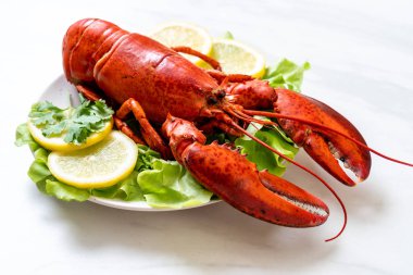 taze Haşlanmış istakoz sebze ve limon ile