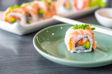 ızgara somon suşi roll - Japon gıda tarzı