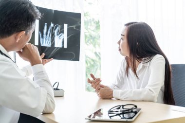 Asya Bayan hasta ve doktor bir şey masada otururken görüşüyorlar