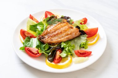 Izgara balık bifteği.