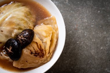 kırmızı mantar - vegan ve Asya tarzı Vejetaryen yiyecekler çorbası haşlanmış lahana