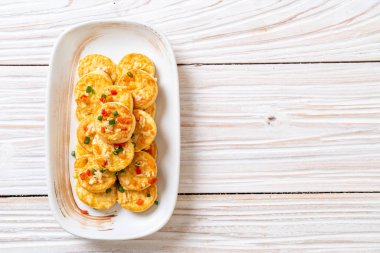 Sahanda yumurta yumuşak tofu sarımsak - sağlıklı, vegan ve sebze gıda tarzı