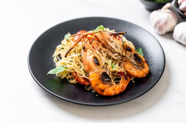 ızgara karides ve domates - İtalyan Füzyon gıda tarzı ile tavada kızartılmış spagetti