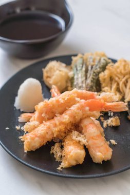 karides tempura (hırpalanmış kızarmış karides) sebze - Japon gıda tarzı