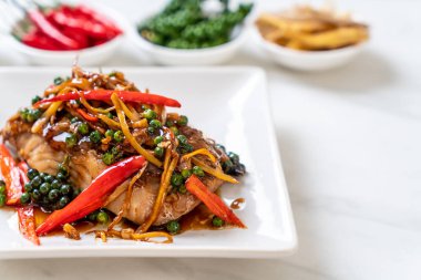 baharatlı tavada kızartılmış ve bitki ile Gruplayıcı balık fileto - Tay gıda tarzı