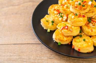 Sahanda yumurta yumuşak tofu sarımsak - sağlıklı, vegan ve sebze gıda tarzı