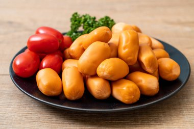 domuz eti kokteyl sosisi plaka üzerinde