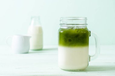 Buzlu kibrit yeşil sütlü latte.