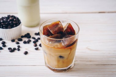 ahşap masa üzerinde sütlü kahve buz küpleri