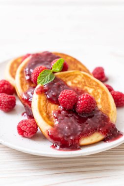 Taze ahududu ve frambuaz sos ile sufle gözleme