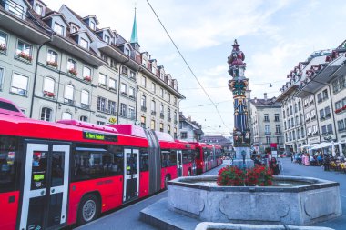 Bern, İsviçre - 23 Ağustos 2018: alışveriş sokağı üzerinde insanlarla Zytglogge Astronomik Saat Kulesi Bern İsviçre.