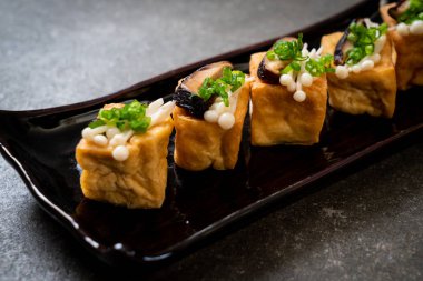 Shitake Mantarlı ızgara Tofu ve Altın İğne Mantarı - sağlıklı, vejetaryen veya vejetaryen yemek tarzı