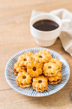 Hindistan cevizli bisküvi ve ananas reçeli.