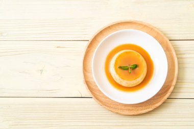 Naneli ev yapımı karamel kremalı puding.