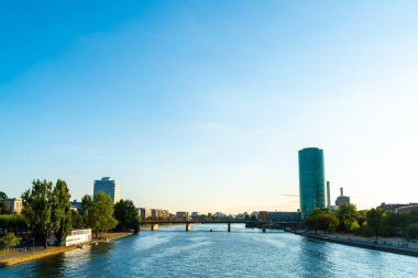 Frankfurt am Main manzarası twilight saat sırasında.