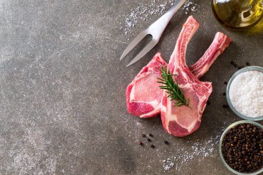 taze domuz pirzolası ham madde ile