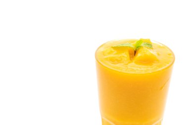 Beyaz arka plan üzerinde izole taze mango smoothies