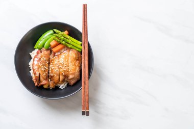 Teriyaki tavuk pilav kasesi - Asya gıda tarzı
