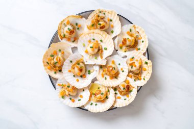 Kızarmış deniz tarağı, tereyağı ve sarımsak.