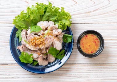 Soslu ve sebzeli haşlanmış balık sosu.