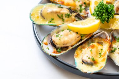 Peynirli taze midye.