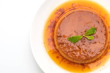 Ev yapımı karamel kremalı puding beyaz arka plan üzerinde izole