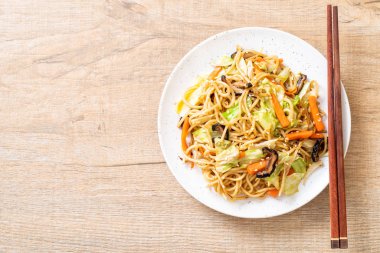 tavada kızartılmış yakisoba noodle sebzeli - vegan ve vejetaryen yiyecekler