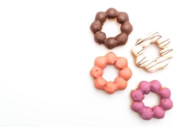 Çörek beyaz arkaplanda izole edildi