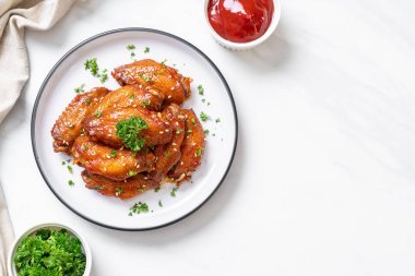 Beyaz susamlı ızgara tavuk kanadı.