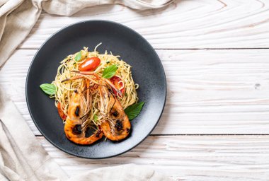 ızgara karides ve domates - İtalyan Füzyon gıda tarzı ile tavada kızartılmış spagetti