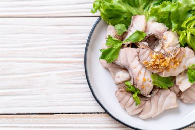 Soslu ve sebzeli haşlanmış balık sosu.