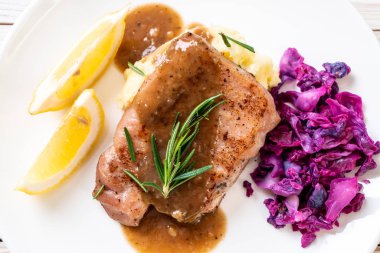 kırmızı lahana ve patates püresi beyaz plaka üzerinde domuz eti biftek