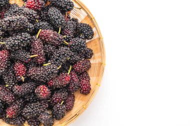 Beyaz arka planda izole edilmiş taze dut.