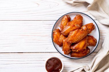 Barbekü tavuk kanadı sosu ile