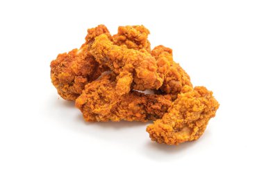 Beyaz arka plan üzerinde izole kızarmış baharatlı tavuk kanadı