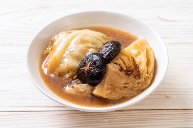 kırmızı mantar - vegan ve Asya tarzı Vejetaryen yiyecekler çorbası haşlanmış lahana