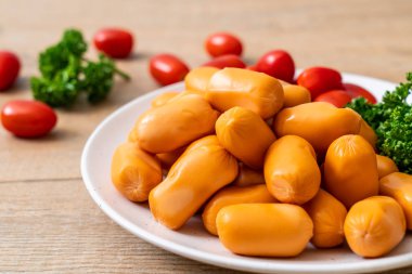 domuz eti kokteyl sosisi plaka üzerinde