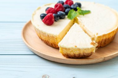 Ev yapımı cheesecake taze ahududu ve yaban mersini ile